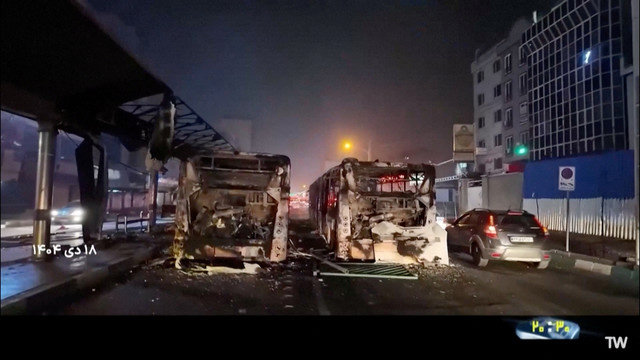 تظهر مركبات محترقة ملقاة على الطريق في أعقاب اضطرابات اندلعت بسبب الظروف الاقتصادية المتردية في طهران، إيران، في 10 يناير 2026، في لقطة شاشة من بث وسائل الإعلام الحكومية الإيرانية. IRIB via WANA(West Asia News Agency)