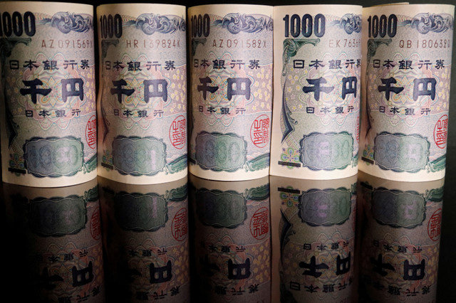 FOTO DE ARQUIVO: Notas de iene japonês são vistas nesta imagem de ilustração tirada em 23 de setembro de 2022. REUTERS/Florence Lo/Illustration/File Photo