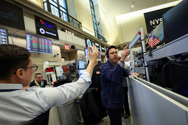 2026年1月13日,期货期权交易员在美国纽约证券交易所的 NYSE American (AMEX) 交易大厅内工作。 REUTERS/Brendan McDermid