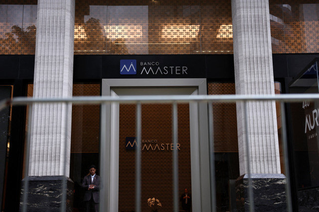 เจ้าหน้าที่รักษาความปลอดภัยยืนอยู่หน้าธนาคาร Banco Master หลังการจับกุม Daniel Vorcaro นักธุรกิจและผู้ถือหุ้นรายใหญ่ของธนาคาร ในเมืองเซาเปาโล ประเทศบราซิล เมื่อวันที่ 18 พฤศจิกายน 2025 REUTERS/ Amanda Perobelli