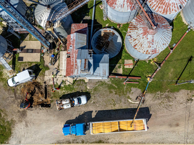 FOTO DE ARCHIVO: Una vista de dron muestra la carga de maíz en un camión desde un elevador de granos cerca de Sumner, Iowa, Estados Unidos, el 21 de agosto de 2025. REUTERS/Evelyn Hockstein/File Photo