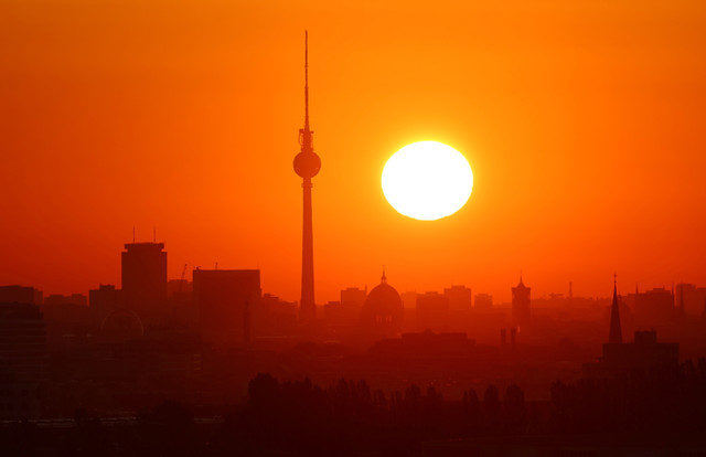 O sol nascente ilumina o horizonte de Berlim ao lado da Fernsehturm (Torre de Televisão), Alemanha, 7 de setembro de 2023. REUTERS/Fabrizio Bensch