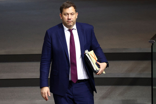 Bộ trưởng Tài chính Đức Lars Klingbeil tham dự một phiên họp của hạ viện, Bundestag, tại Berlin, Đức, vào ngày 5 tháng 12 năm 2025. REUTERS/Liesa Johannssen