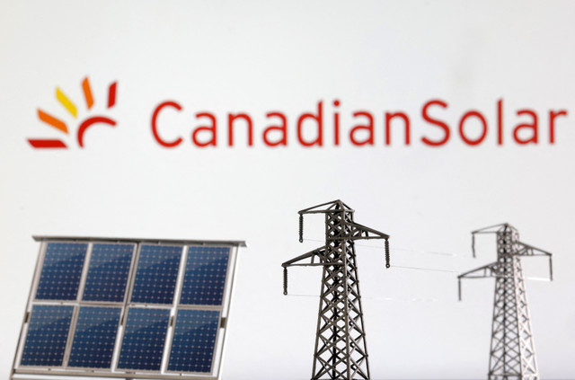 รูปจำลองขนาดเล็กของแผงโซลาร์เซลล์และเสาไฟฟ้าปรากฏอยู่ด้านหน้าโลโก้ Canadian Solar ในภาพประกอบที่ถ่ายเมื่อวันที่ 17 มกราคม 2023 REUTERS/Dado Ruvic/Illustration