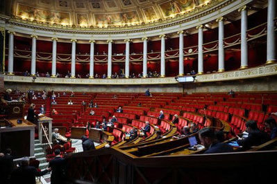 Governo de Lecornus sobrevive a moções de censura em França