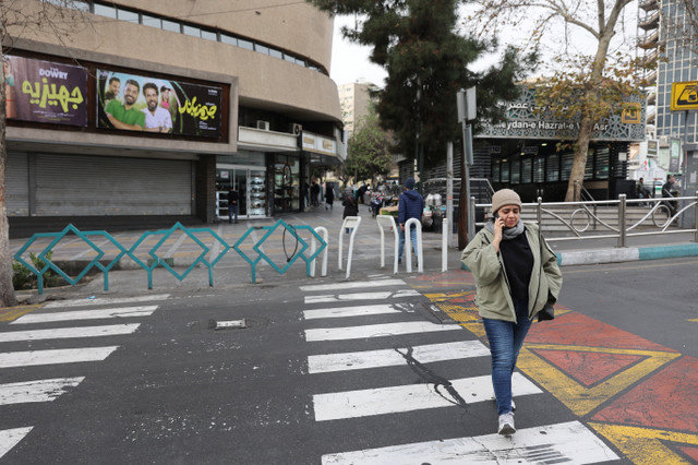 Una mujer iraní camina por una calle en Teherán, Irán, el 15 de enero de 2026. Majid Asgaripour/WANA (West Asia News Agency) via REUTERS