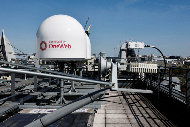 資料写真:2025年4月3日、フランスのイシー=レ=ムリノーにある Eutelsat Group Paris 本社の屋上に設置された OneWeb LEO カバレッジ衛星アンテナ。REUTERS/Benoit Tessier/File Photo