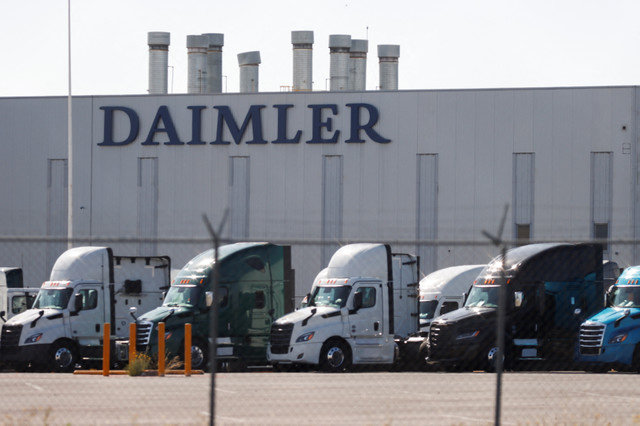 O logotipo da Daimler está pendurado em uma parede na fábrica de montagem de caminhões Daimler Freightliner, em Derramadero, estado de Coahuila, México, em 27 de setembro de 2025. REUTERS/Antonio Ojeda