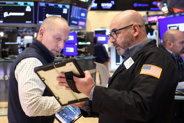 Operadores trabalham no pregão da Bolsa de Valores de Nova York (NYSE) na cidade de Nova York, EUA, em 7 de janeiro de 2026. REUTERS/Brendan McDermid
