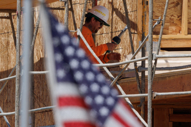 2025年7月28日、米国カリフォルニア州エンシニータスで、集合住宅建設プロジェクトの現場で働く建設作業員。 REUTERS/Mike Blake