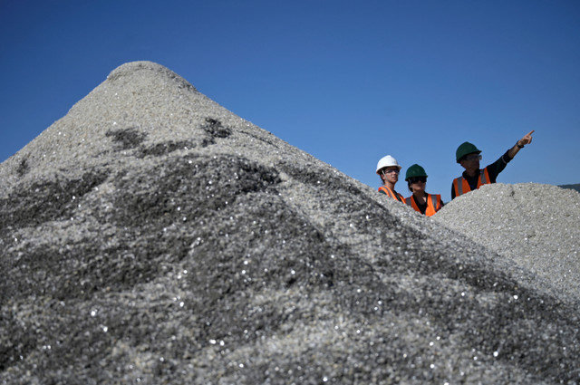 Trabalhadores da Sigma Lithium Corp SGML.V são vistos na mina Grota do Cirilo em Itinga, no estado de Minas Gerais, Brasil, em 18 de abril de 2023. REUTERS/Washington Alves/File Photo
