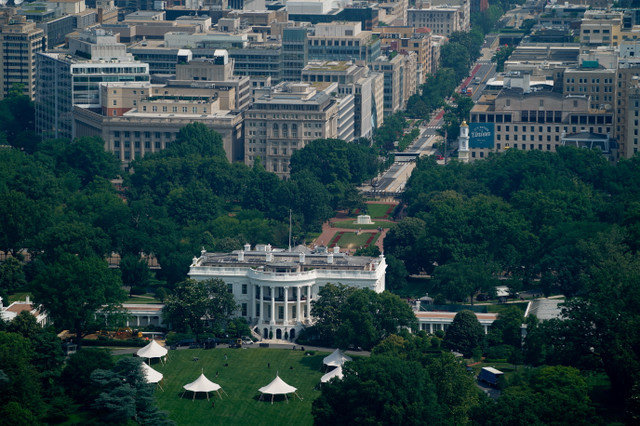 La Casa Blanca se muestra mientras continúan los preparativos para el Festival y Desfile del 250º Aniversario del Ejército de EE.UU. en Washington, D.C., EE.UU., el 13 de junio de 2025. REUTERS/Kent Nishimura