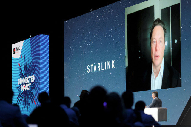 ẢNH TƯ LIỆU: Nhà sáng lập SpaceX và Giám đốc điều hành Tesla Elon Musk phát biểu trên màn hình trong Hội nghị Di động Thế giới (MWC) tại Barcelona, Tây Ban Nha, ngày 29 tháng 6 năm 2021. REUTERS/Nacho Doce/File Photo