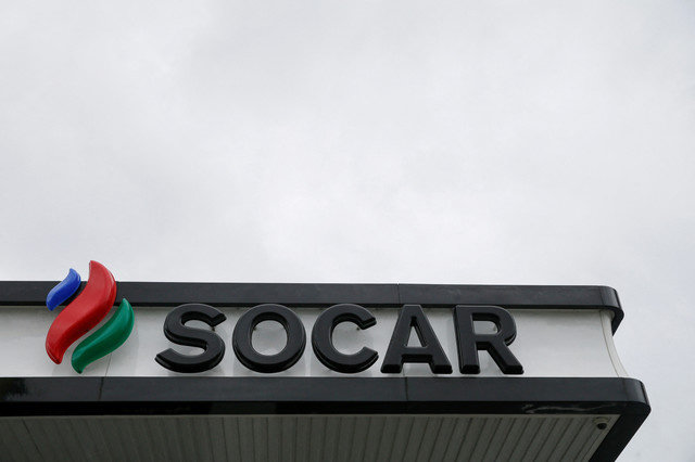 โลโก้ของ SOCAR Energy ปรากฏที่สถานีบริการน้ำมันของบริษัทในกรุงเคียฟ ประเทศยูเครน เมื่อวันที่ 6 ตุลาคม 2017 REUTERS/Valentyn Ogirenko/File Photo