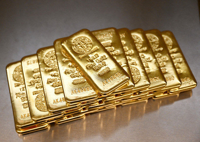 FOTO DE ARCHIVO: Lingotes de oro apilados en la sala de cajas de seguridad de la casa de oro Pro Aurum en Múnich, Alemania, el 10 de enero de 2025. REUTERS/Angelika Warmuth/File Photo