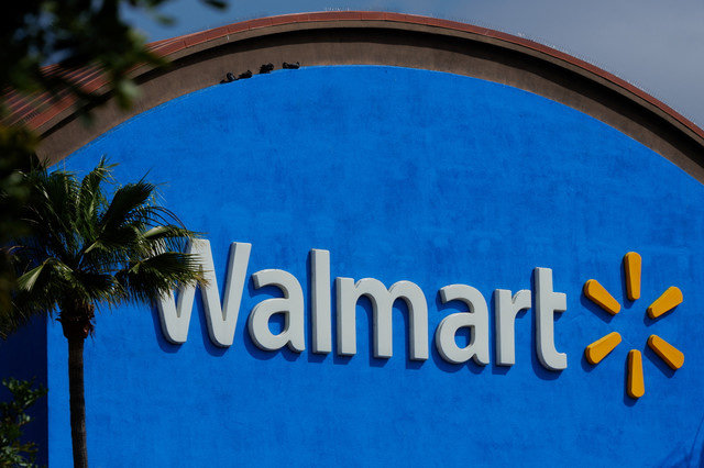 Una tienda de Walmart en Oceanside, California, EE. UU., se muestra el 15 de mayo de 2025. REUTERS/Mike Blake