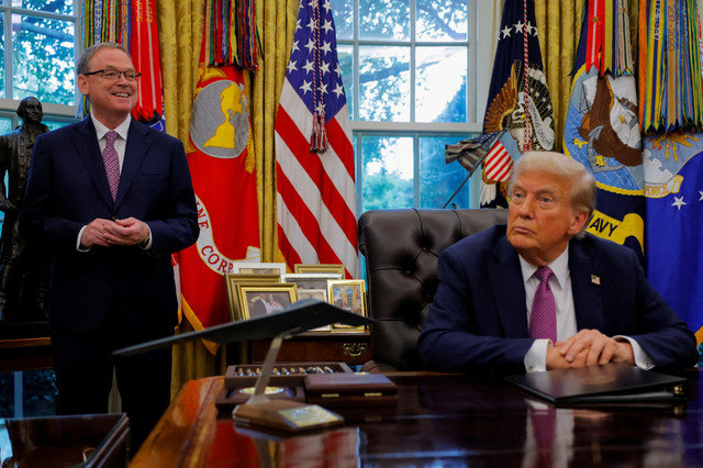 2025年9月5日、米国ワシントンD.C.のホワイトハウス大統領執務室で、ケビン・ハセット国家経済会議委員長がメディアに話すのを聴くドナルド・トランプ米大統領。REUTERS/Brian Snyder/File Photo