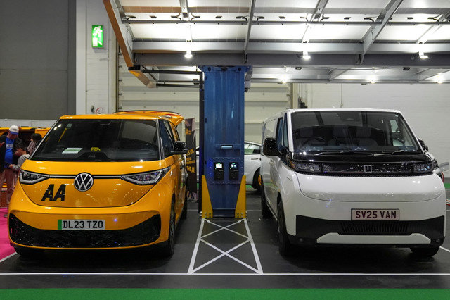 Carros elétricos são exibidos na Everything Electric, a Home Energy & Electric Vehicle Show, em Londres, Reino Unido, em 16 de abril de 2025. REUTERS/Maja Smiejkowska