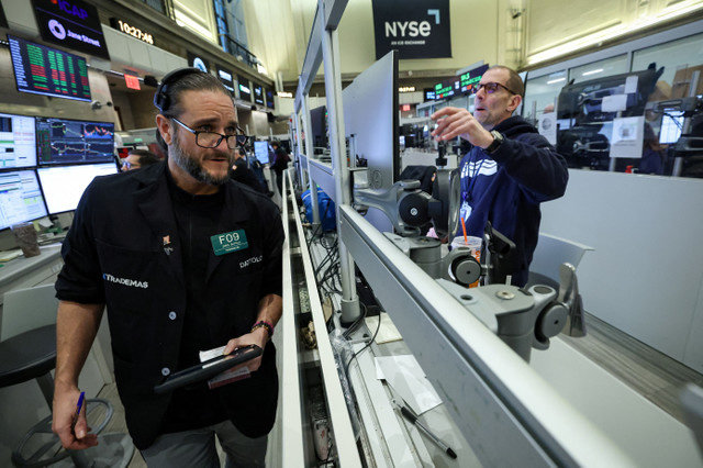 يعمل متداولو عقود الخيارات الآجلة في بورصة نيويورك في NYSE American (AMEX) في مدينة نيويورك، الولايات المتحدة، في 15 يناير 2026. REUTERS/Brendan McDermid