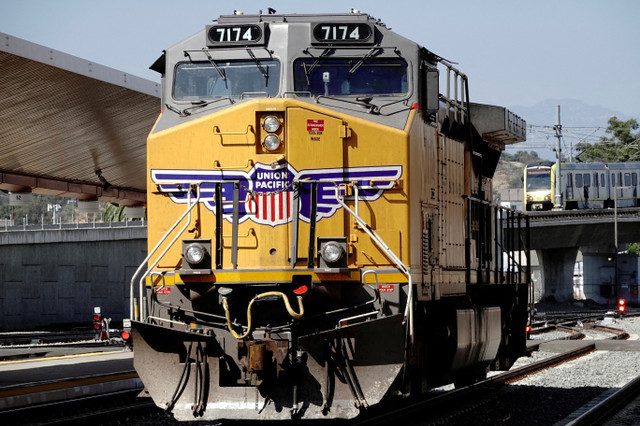 Uma locomotiva diesel-elétrica com as cores da Union Pacific é vista na Union Station em Los Angeles, Califórnia, EUA, em 15 de setembro de 2022. REUTERS/Bing Guan/File Photo