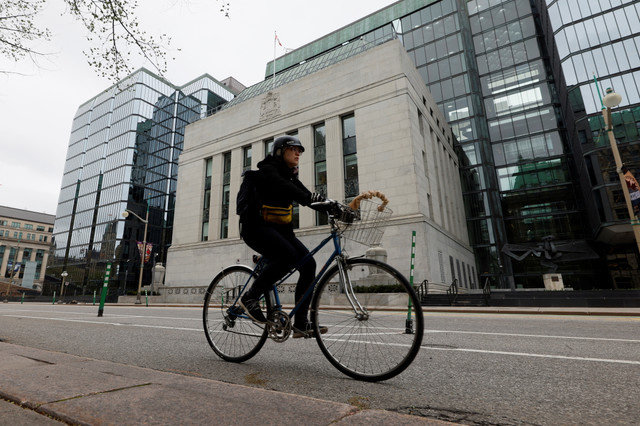 Un ciclista pasa por delante del edificio del Banco de Canadá en Ottawa, Ontario, Canadá, el 8 de mayo de 2025. REUTERS/Blair Gable