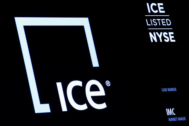 Một màn hình hiển thị biểu trưng và mã chứng khoán của Intercontinental Exchange, Inc. trên sàn Sở giao dịch chứng khoán New York (NYSE) tại Thành phố New York, Hoa Kỳ, ngày 3 tháng 11 năm 2016. REUTERS/Brendan McDermid