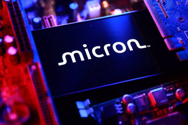 โลโก้ Micron และแผงวงจรหลักของคอมพิวเตอร์ปรากฏในภาพประกอบนี้ซึ่งถ่ายเมื่อวันที่ 25 สิงหาคม 2025 REUTERS/Dado Ruvic/Illustration
