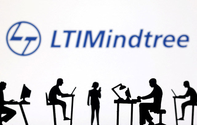 หุ่นจำลองพร้อมคอมพิวเตอร์และสมาร์ทโฟนปรากฏอยู่หน้าโลโก้ LTIMindtree ในภาพประกอบที่ถ่ายเมื่อวันที่ 19 กุมภาพันธ์ 2024 REUTERS/Dado Ruvic/Illustration