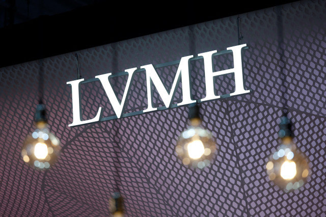 โลโก้ของ LVMH ปรากฏให้เห็นระหว่างการประชุม Viva Technology ซึ่งจัดขึ้นเพื่ออุทิศให้กับนวัตกรรมและสตาร์ทอัพที่ศูนย์นิทรรศการ Porte de Versailles ในกรุงปารีส ประเทศฝรั่งเศส เมื่อวันที่ 12 มิถุนายน 2025 REUTERS/Benoit Tessier