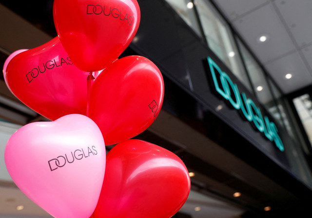 ภาพแฟ้ม: โลโก้ใหม่ของร้านค้าปลีกเครื่องสำอาง Douglas ถูกถ่ายภาพในเมืองแฟรงก์เฟิร์ต ประเทศเยอรมนี เมื่อวันที่ 14 กุมภาพันธ์ 2019 REUTERS/Kai Pfaffenbach/File Photo