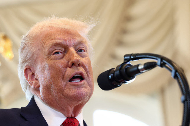El presidente de EE. UU. Donald Trump habla en una ceremonia para inaugurar un tramo de 4 millas de carretera desde el Aeropuerto de West Palm Beach hasta su propiedad de Mar-a-Lago como 'President Donald J. Trump Boulevard' en Palm Beach, Florida, EE. UU., el 16 de enero de 2026. REUTERS/Kevin Lamarque