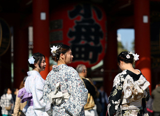 Turistas vestidos con kimonos tradicionales japoneses pasean cerca del templo Sensoji en el distrito de Asakusa, un popular lugar de interés turístico en Tokio, Japón, el 10 de marzo de 2025. REUTERS/Issei Kato