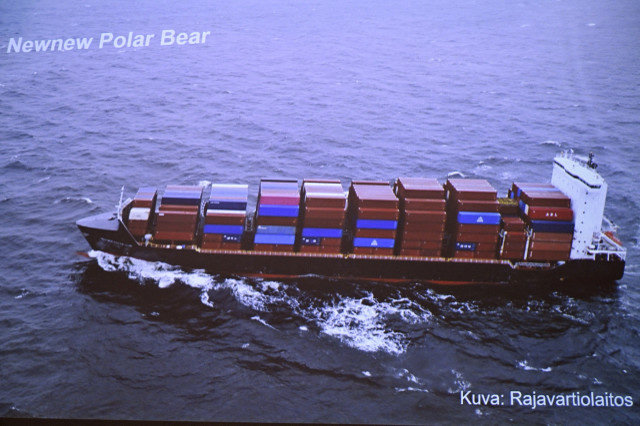 Una foto de la Guardia de Fronteras de Finlandia del carguero 'Newnew Polar Bear' con bandera de Hong Kong, detectado cerca del gasoducto Balticconnector, se muestra durante la rueda de prensa conjunta sobre la investigación del posible ataque del 8 de octubre de 2023 en Vantaa, el 24 de octubre. Finnish Border Guard
