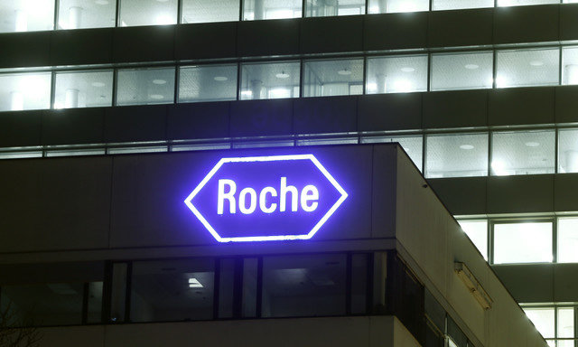 โลโก้ของบริษัทผลิตยา Swiss Roche ปรากฏอยู่ที่สำนักงานใหญ่ในเมืองบาเซิล ประเทศสวิตเซอร์แลนด์ เมื่อวันที่ 28 มกราคม 2016 REUTERS/Arnd Wiegmann