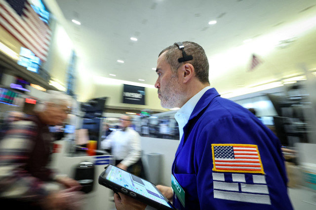 Los operadores de futuros y opciones trabajan en el piso del NYSE American (AMEX) en la Bolsa de Valores de Nueva York, en la ciudad de Nueva York, EE.UU., el 15 de enero de 2026. REUTERS/Brendan McDermid
