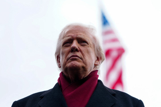 Tổng thống Mỹ Donald Trump quan sát khi ông đi bộ để lên trực thăng Marine One chuẩn bị khởi hành đến Căn cứ Chung Andrews, từ Thảm cỏ phía Nam tại Nhà Trắng ở Washington, D.C., Mỹ, ngày 22 tháng 11 năm 2025. REUTERS/Aaron Schwartz