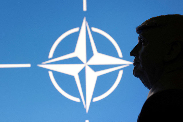 ẢNH TƯ LIỆU: Một mô hình thu nhỏ in 3D của Tổng thống Hoa Kỳ Donald Trump với biểu tượng NATO ở phía sau được nhìn thấy trong hình minh họa chụp ngày 23 tháng 4 năm 2025. REUTERS/Dado Ruvic/Illustration/File Photo