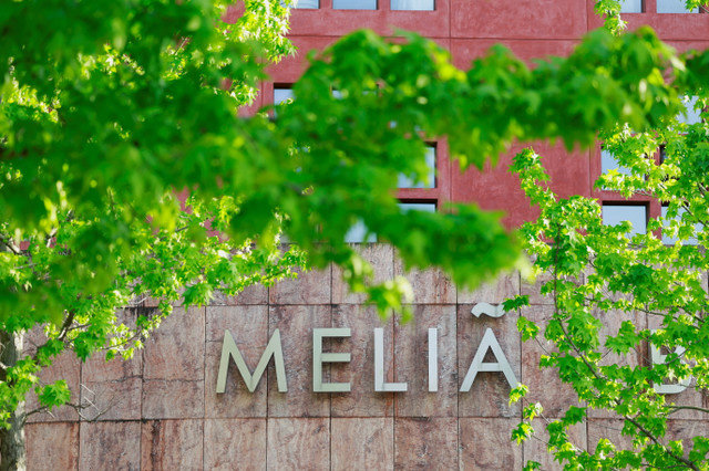 Biểu tượng của chuỗi khách sạn và khu nghỉ dưỡng Melia của Tây Ban Nha được trưng bày tại Khách sạn Melia Bilbao, ở Bilbao, Tây Ban Nha, vào ngày 8 tháng 5 năm 2024. REUTERS/Vincent West