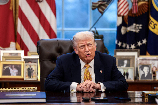 ẢNH TƯ LIỆU: Tổng thống Hoa Kỳ Donald Trump trả lời phỏng vấn phóng viên Nhà Trắng của Reuters Steve Holland (không có trong ảnh) trong một cuộc phỏng vấn độc quyền tại Phòng Bầu dục trong Nhà Trắng ở Washington, D.C., Hoa Kỳ, ngày 14 tháng 1 năm 2026. REUTERS/Evelyn Hockstein/File Photo