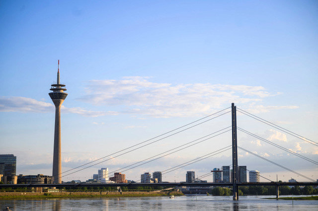 2024年5月13日、ドイツのデュッセルドルフにあるライン川と、ラインタワー(Rheinturm)やラインクニー橋(Rheinkniebruecke)を含むスカイラインの全景。REUTERS/Jana Rodenbusch