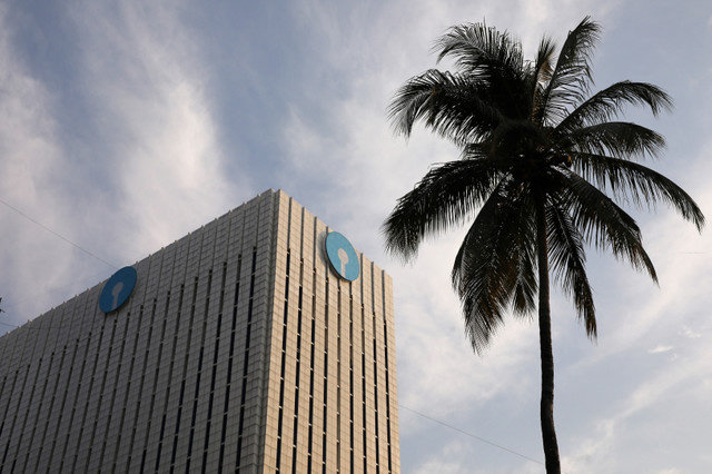 โลโก้ของธนาคารสเตตแบงก์ออฟอินเดีย (SBI) ปรากฏบนส่วนหน้าของสำนักงานใหญ่ในเมืองมุมไบ ประเทศอินเดีย เมื่อวันที่ 12 เมษายน 2023 REUTERS/Niharika Kulkarni