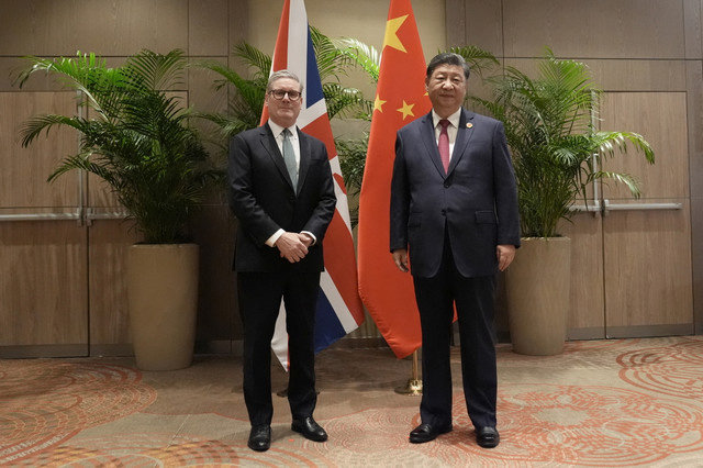 นายกรัฐมนตรีเคียร์ สตาร์เมอร์ แห่งสหราชอาณาจักร เข้าร่วมการประชุมทวิภาคีกับประธานาธิบดีสี จิ้นผิง ของจีน ที่โรงแรมเชอราตัน ระหว่างการประชุมสุดยอด G20 ในกรุงรีโอเดจาเนโร ประเทศบราซิล เมื่อวันที่ 18 พฤศจิกายน 2024 Stefan Rousseau/Pool via REUTERS
