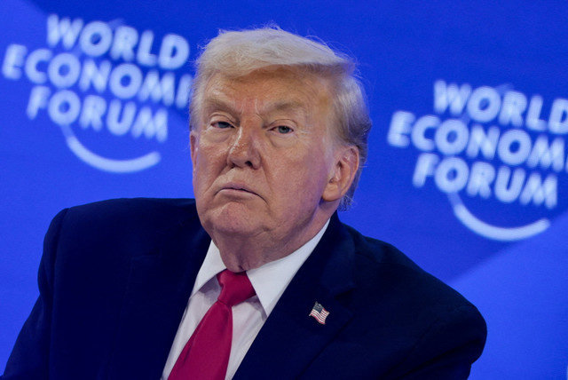 الرئيس الأمريكي دونالد ترامب يحضر الاجتماع السنوي السادس والخمسين للمنتدى الاقتصادي العالمي (WEF) في دافوس بسويسرا، في 21 يناير 2026. REUTERS/Jonathan Ernst