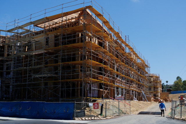2025年7月28日、米国カリフォルニア州エンシニータスの集合住宅建設現場で働く建設作業員。REUTERS/Mike Blake