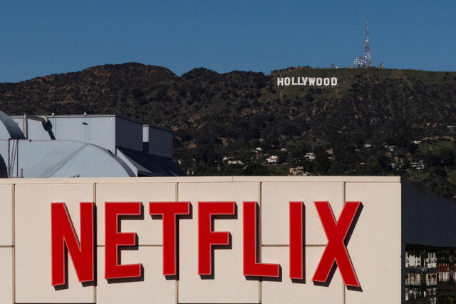ภาพจากโดรนแสดงให้เห็นโลโก้ Netflix บนอาคารหลังหนึ่งในย่านฮอลลีวูดของลอสแอนเจลิส รัฐแคลิฟอร์เนีย เมื่อวันที่ 8 ธันวาคม 2025 REUTERS/Daniel Cole/File Photo