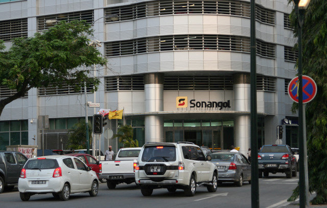 Se ven automóviles frente a la sede de la compañía petrolera estatal angoleña Sonangol en la capital, Luanda, el 7 de junio de 2016. REUTERS/Ed Cropley/File Photo