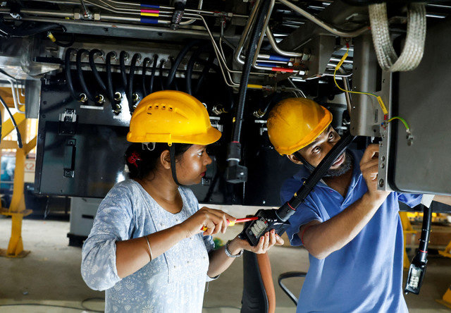 พนักงานทำงานเกี่ยวกับส่วนประกอบรางรถไฟภายในโรงงานผลิตของบริษัท Titagarh Rail Systems Ltd. (TRSL) ในเมืองอุตตรปารา ประเทศอินเดีย เมื่อวันที่ 18 มิถุนายน 2025 REUTERS/Sahiba Chawdhary/File Photo