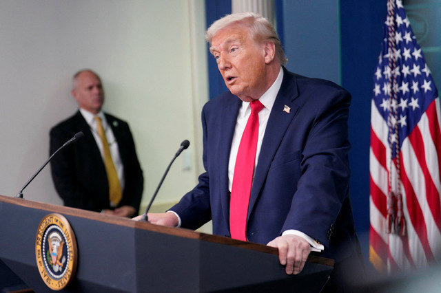 Tổng thống Hoa Kỳ Donald Trump phát biểu trong một cuộc họp báo tại Nhà Trắng, nhân dịp đánh dấu một năm nhiệm kỳ thứ hai của ông tại Washington, D.C., Hoa Kỳ, ngày 20 tháng 1 năm 2026. REUTERS/Nathan Howard