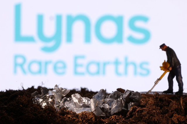 Uma pequena figura de brinquedo e uma imitação de mineral são vistas em frente ao logotipo da Lynas Rare Earths nesta ilustração tirada em 19 de novembro de 2021. REUTERS/Dado Ruvic/Illustration