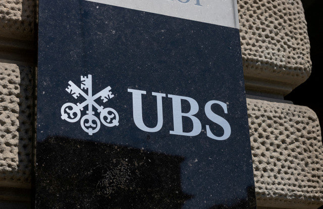 ภาพแฟ้ม: โลโก้ของ UBS ปรากฏอยู่ที่ด้านหน้าสาขาของธนาคาร UBS ของสวิตเซอร์แลนด์ในเมืองซูริก ประเทศสวิตเซอร์แลนด์ เมื่อวันที่ 19 มิถุนายน 2025 REUTERS/Denis Balibouse/File Photo/File Photo